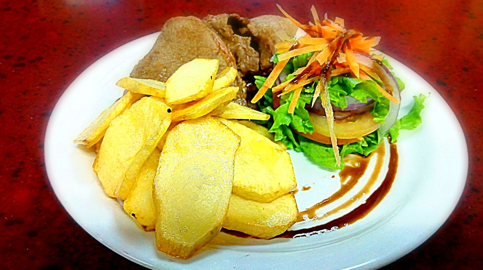 Ternera, papas panaderas más ensalada de la huerta. Ternera, papas panaderas más ensalada de la huerta.