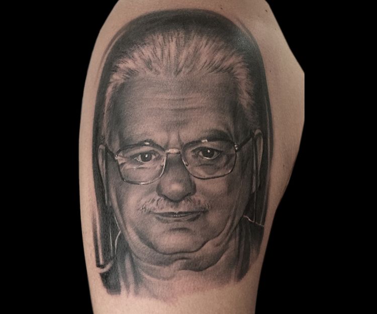 El Flaco - Tatuaje de retrato padre en Ibiza