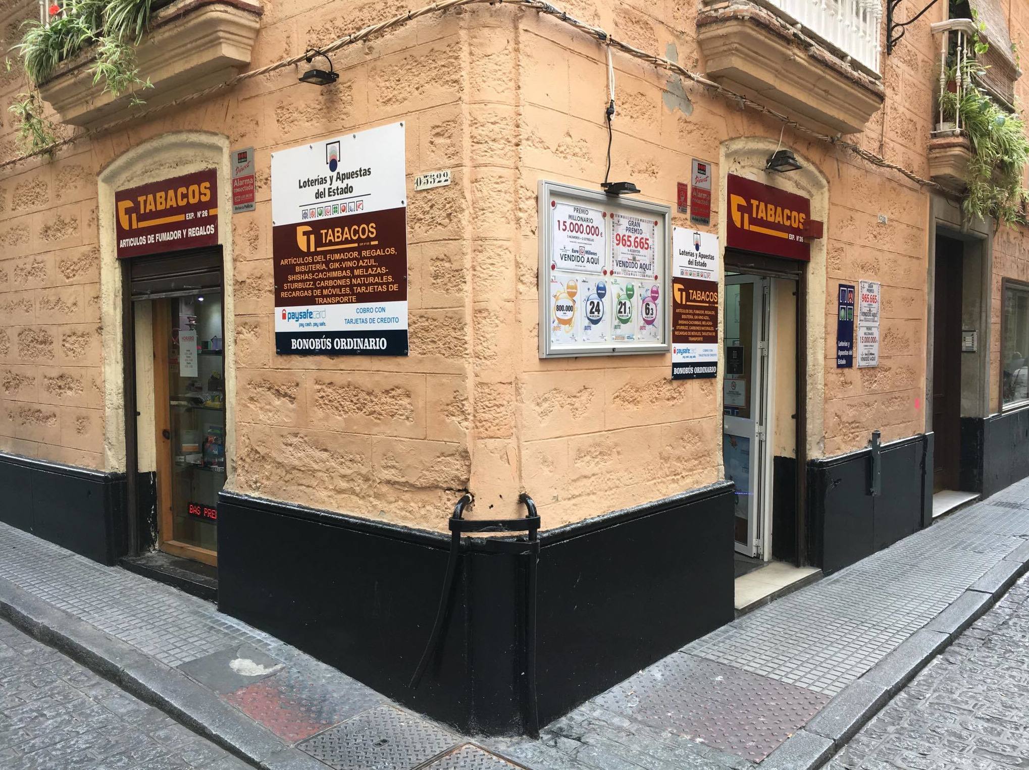 Dentista en Cádiz Javier Pérez Gaspar del Pino 3 acude a Estanco Sagasta Dentista en Cádiz Javier Pérez Gaspar del Pino 3 acude a Estanco Sagasta