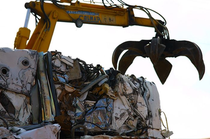 Admisión y descontaminación de vehículos fuera de uso: Servicios de Font Grau, S.L. Admisión y descontaminación de vehículos fuera de uso: Servicios de Font Grau, S.L.
