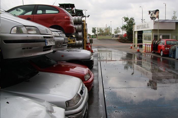 Admisión y descontaminación de vehículos fuera de uso: Servicios de Font Grau, S.L. Admisión y descontaminación de vehículos fuera de uso: Servicios de Font Grau, S.L.