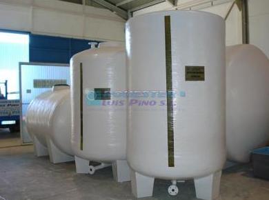 Depósitos verticales con patas o faldón: Servicios y Productos de Poliéster Luis Pino Depósitos verticales con patas o faldón: Servicios y Productos de Poliéster Luis Pino