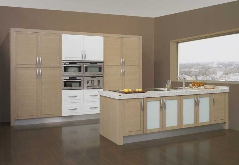 Cocina de estilo moderno, realizada en madera rechapada con perfiles de aluminio en tonos marrones y blancos