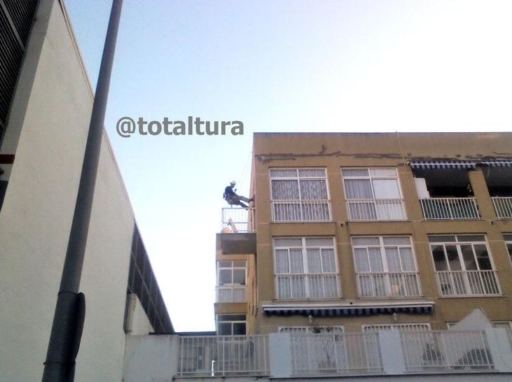 Reparación y cambio de canalones: Trabajos verticales de Verticales Totaltura S.L.U. Reparación y cambio de canalones: Trabajos verticales de Verticales Totaltura S.L.U.