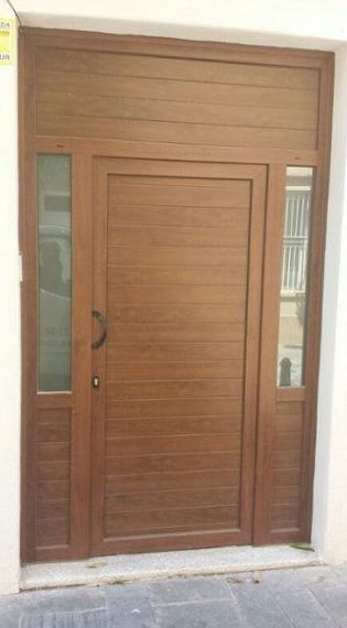 Puertas de viviendas : Especialidades de Comercial Reyes Puertas de viviendas : Especialidades de Comercial Reyes