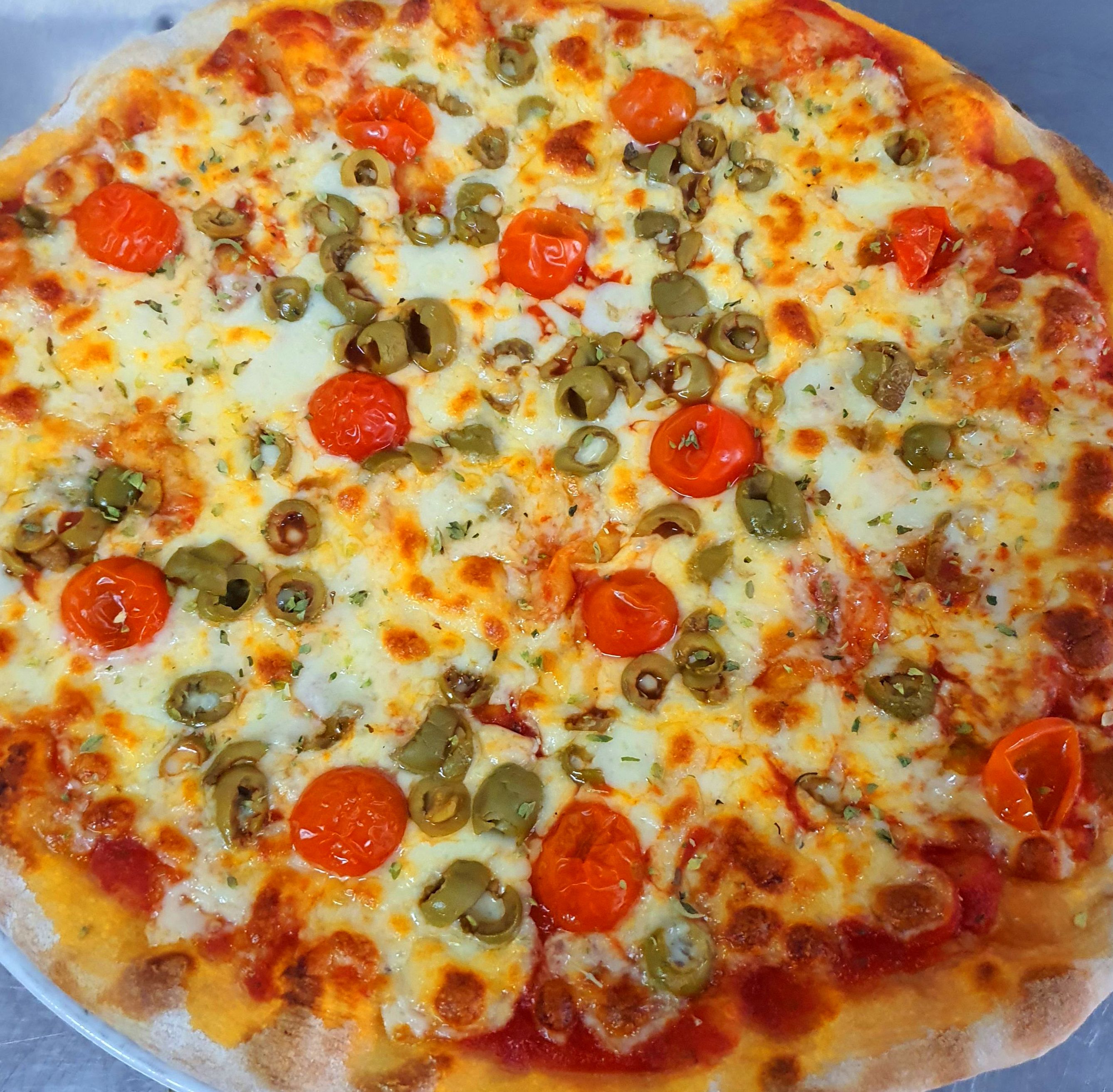 CUALQUIERA DE TU PIZZA FAVORITA. MEDIANA 33C 8.€ Y FAMILIAR 40C 13.€ : Nuestras Pizzas de Pizzería Las Tres B CUALQUIERA DE TU PIZZA FAVORITA. MEDIANA 33C 8.€ Y FAMILIAR 40C 13.€ : Nuestras Pizzas de Pizzería Las Tres B