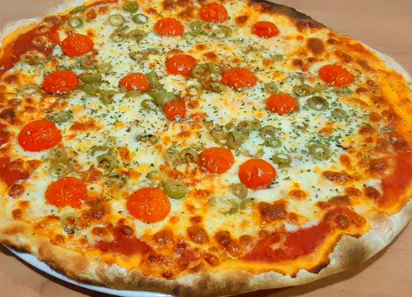 PIZZA PROVOLONE : Nuestras Pizzas de Pizzería Las Tres B PIZZA PROVOLONE : Nuestras Pizzas de Pizzería Las Tres B
