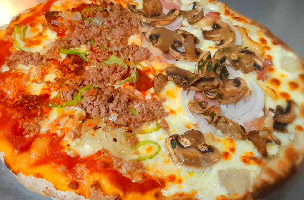 PIZZA POR MITADES : Nuestras Pizzas de Pizzería Las Tres B PIZZA POR MITADES : Nuestras Pizzas de Pizzería Las Tres B