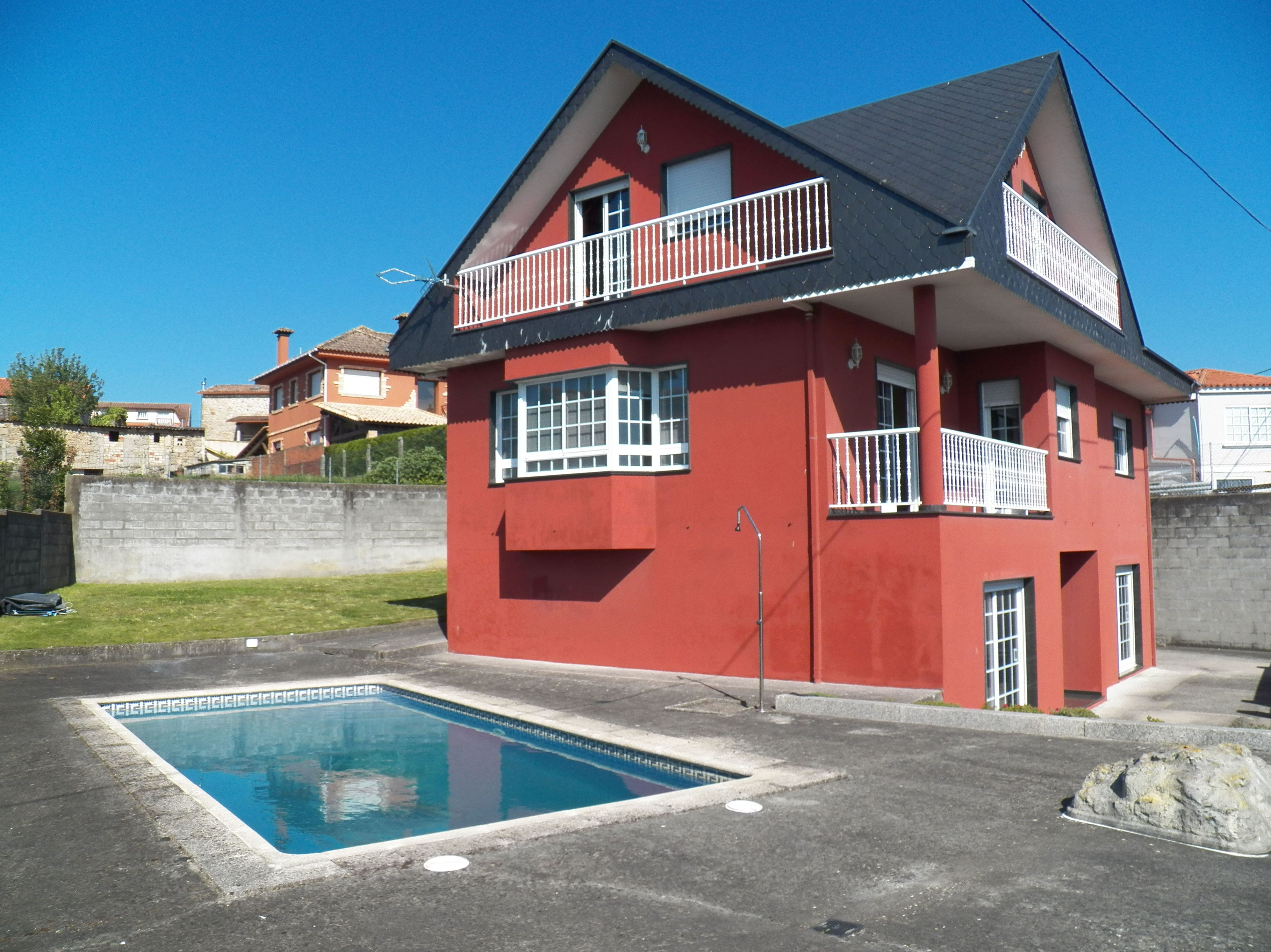 CASA CON TERRENO Y PISCINA: Servicios de Inmobiliaria Mosteiro CASA CON TERRENO Y PISCINA: Servicios de Inmobiliaria Mosteiro