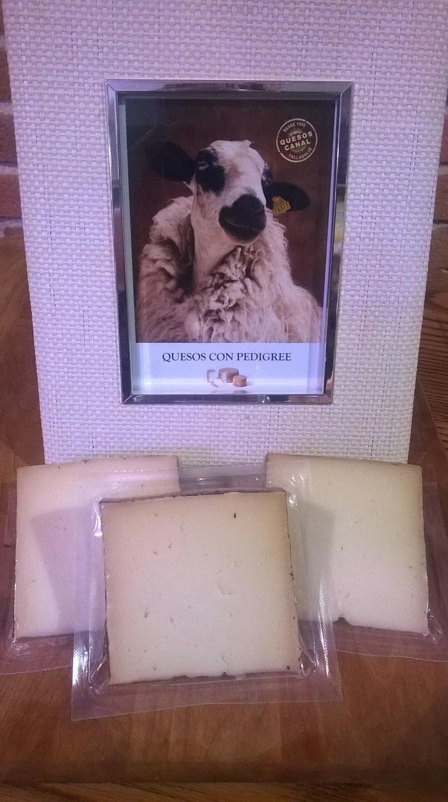 Queso curado en cuñas. Manchego de leche cruda Queso curado en cuñas. Manchego de leche cruda