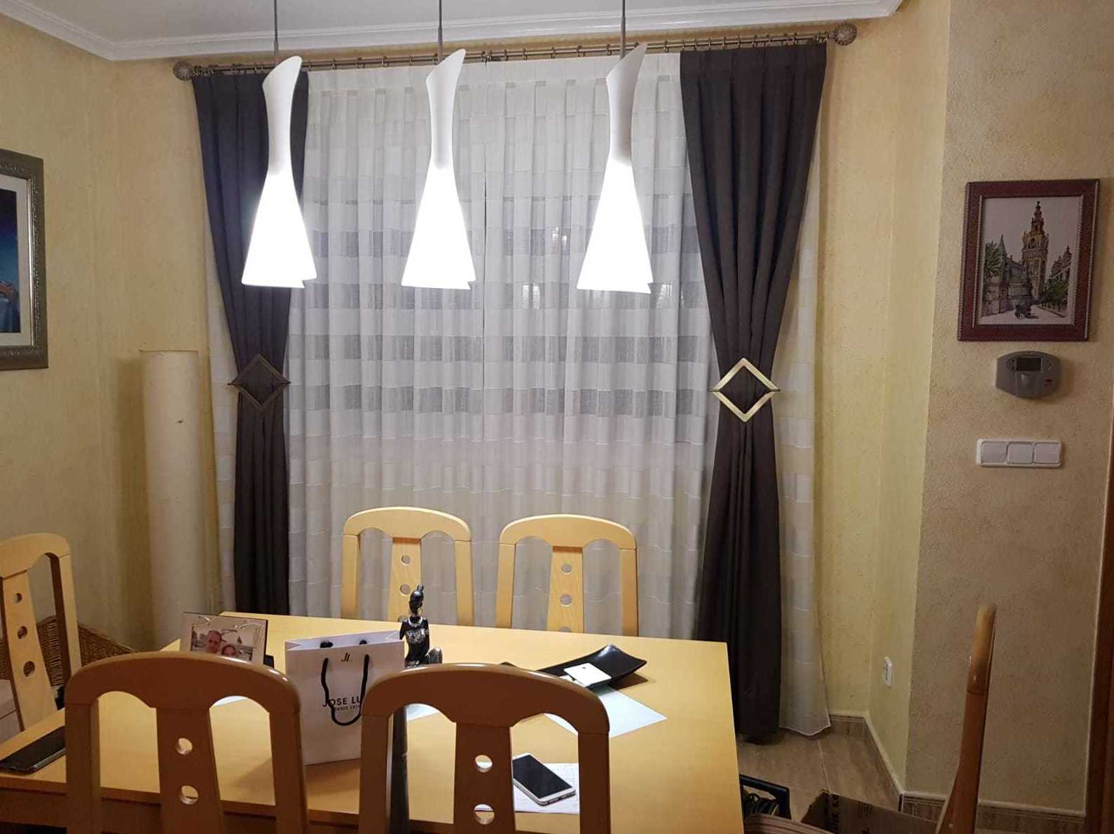 Cortinas con barra y caídas decorativas Cortinas con barra y caídas decorativas