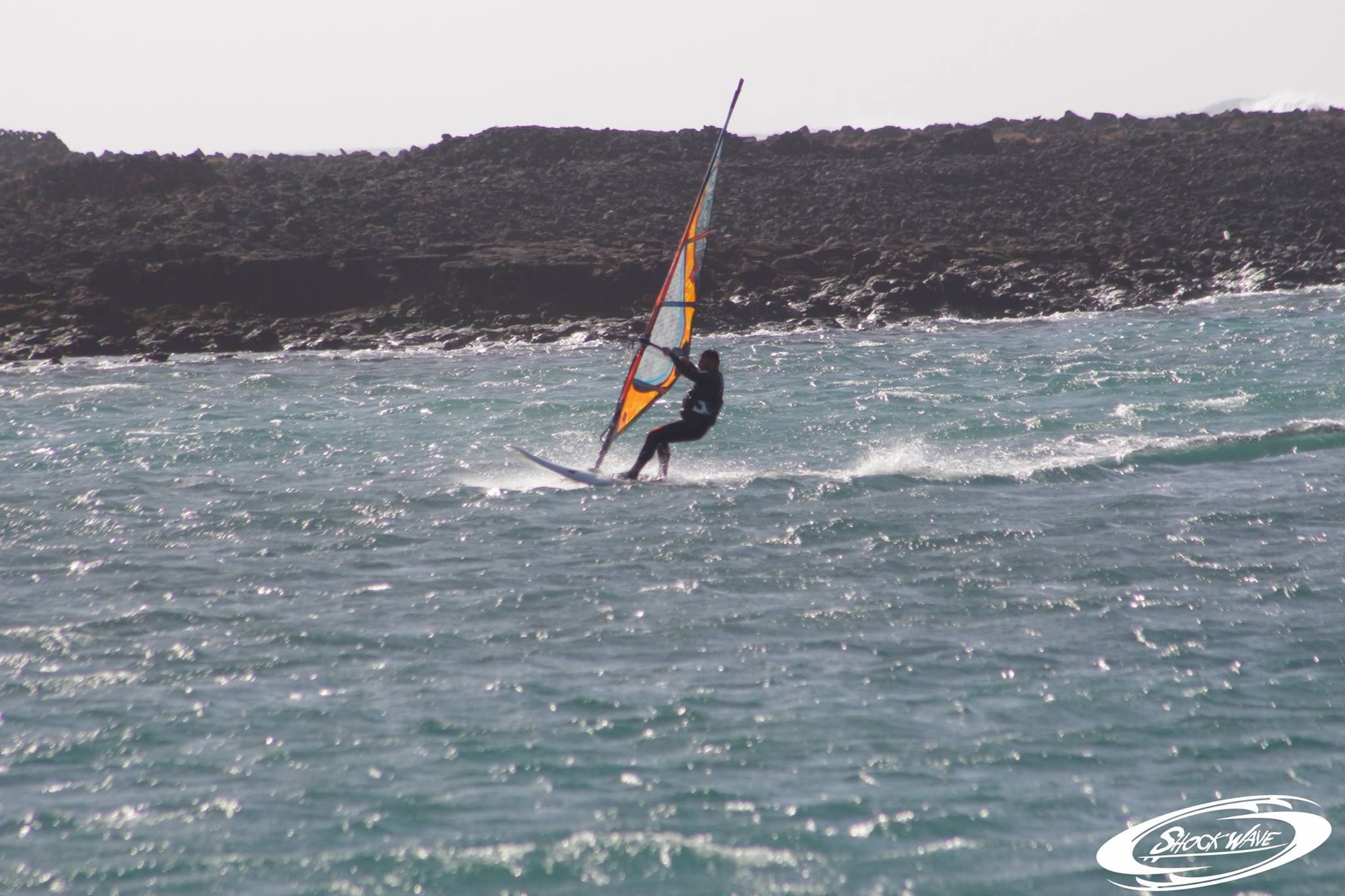 Cursos de windsurf: Servicios de Shock Wave Surf School Cursos de windsurf: Servicios de Shock Wave Surf School