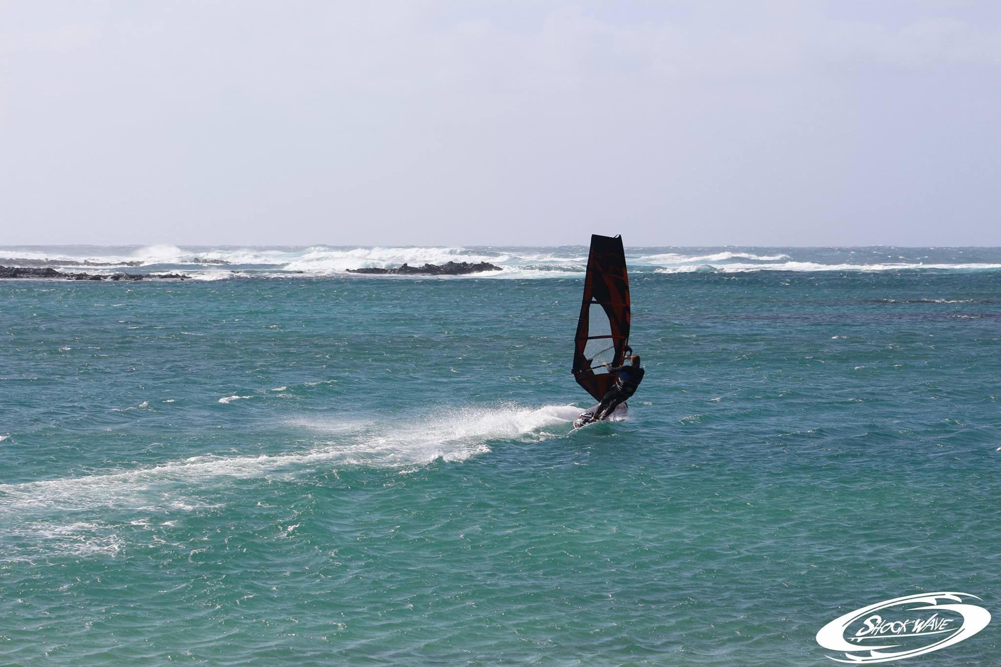 Cursos de windsurf: Servicios de Shock Wave Surf School Cursos de windsurf: Servicios de Shock Wave Surf School
