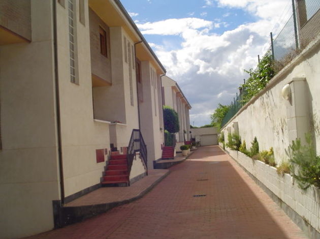 Adosado sector Hispanidad - Barrio Oliver, 4 dormitorios, con bodega: Inmuebles de Fincas Goya Adosado sector Hispanidad - Barrio Oliver, 4 dormitorios, con bodega: Inmuebles de Fincas Goya