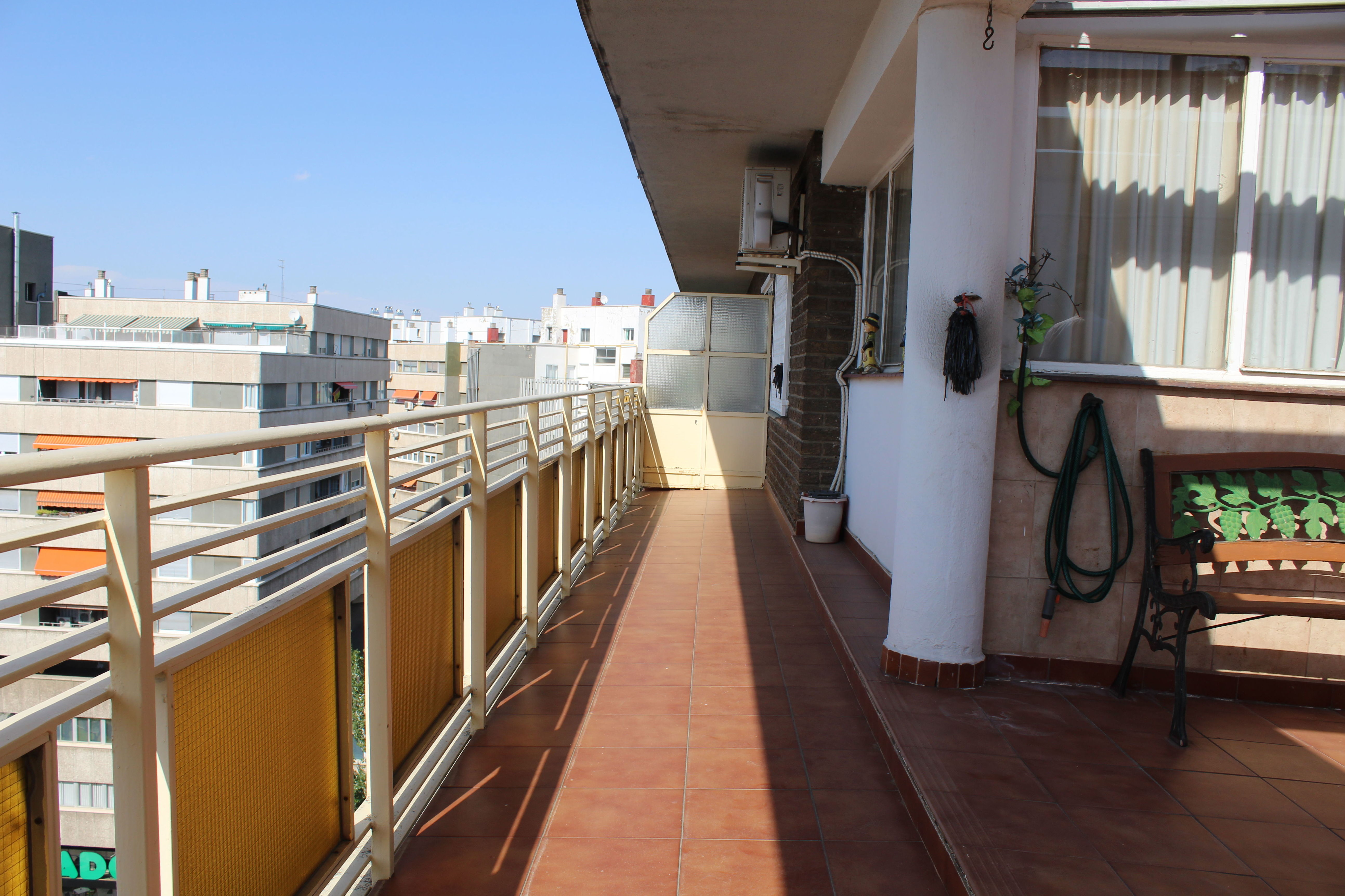 Atico en Plaza Roma, 2 dormitorios, gran terraza y con garaje incluido: de Fincas Goya Atico en Plaza Roma, 2 dormitorios, gran terraza y con garaje incluido: de Fincas Goya