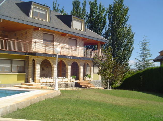 Las Lomas de Gallego, chalet individual dividido en dos viviendas: Inmuebles de Fincas Goya Las Lomas de Gallego, chalet individual dividido en dos viviendas: Inmuebles de Fincas Goya