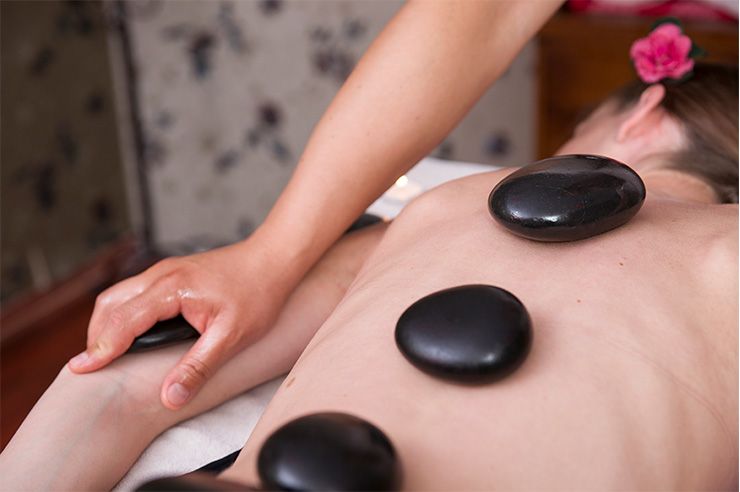 Masaje con Piedras Volcánicas: Tratamientos de Equilibra Estética Avanzada Masaje con Piedras Volcánicas: Tratamientos de Equilibra Estética Avanzada