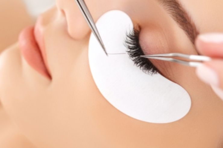 Extensiones de pestañas pelo a pelo naturales: Tratamientos de Equilibra Estética Avanzada Extensiones de pestañas pelo a pelo naturales: Tratamientos de Equilibra Estética Avanzada