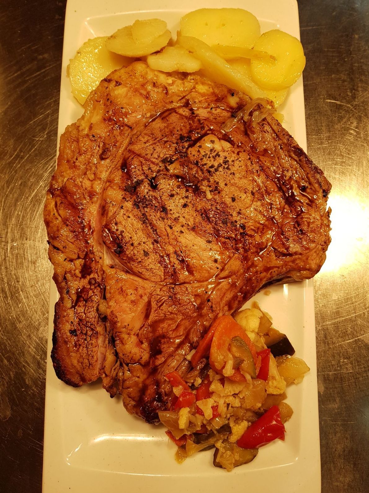 Chuletón de buey a la parrilla con sal negra 950 gr. Chuletón de buey a la parrilla con sal negra 950 gr.