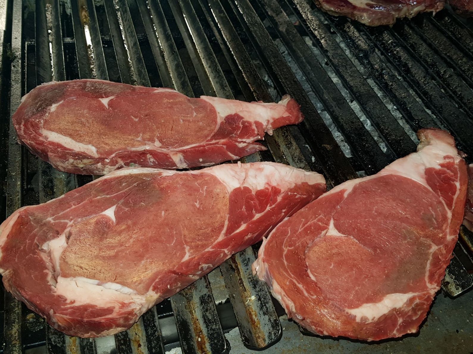 Nuestra parrilla de piedra volcánica con chuletón de buey Nuestra parrilla de piedra volcánica con chuletón de buey