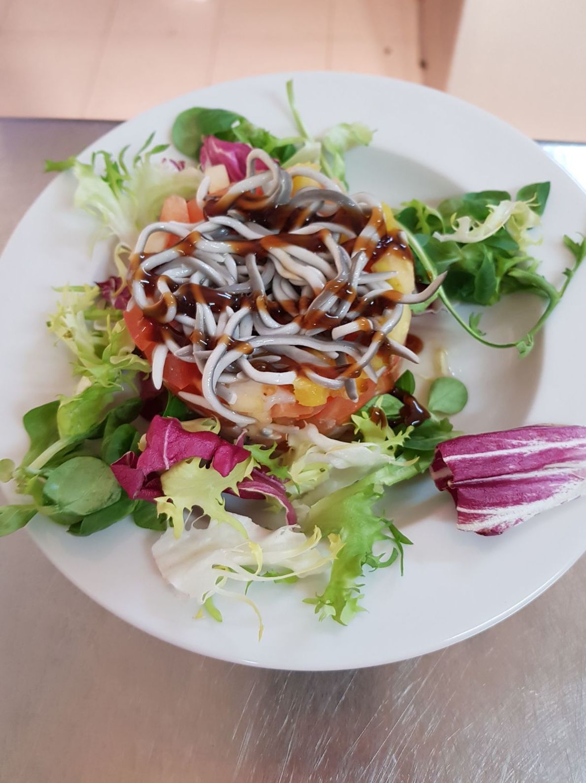 Ensalada mezclum con salmón y gulas salteadas Ensalada mezclum con salmón y gulas salteadas