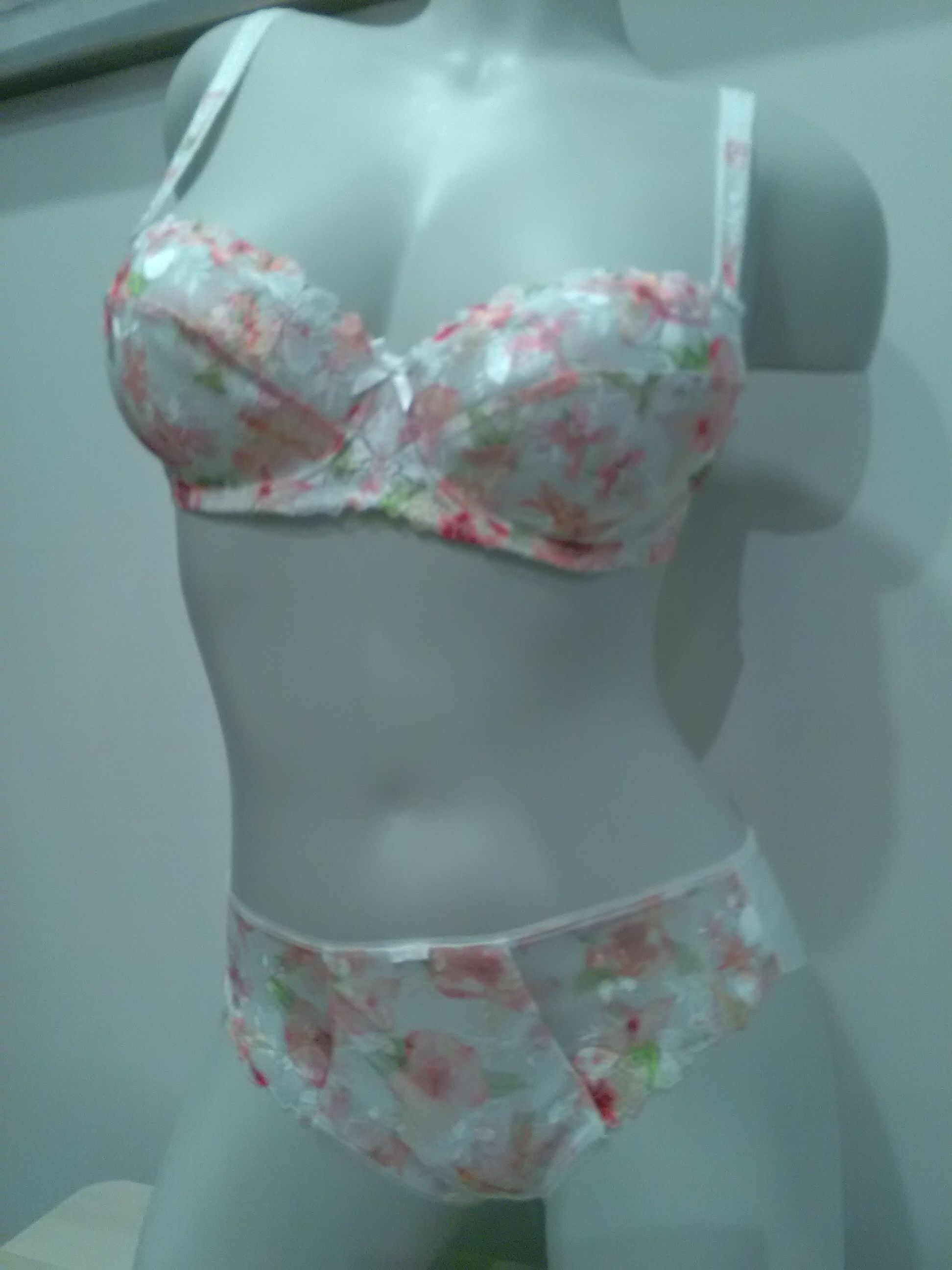 Lencería: Lencería y ropa para bebé de Loly Carreras Lencería: Lencería y ropa para bebé de Loly Carreras