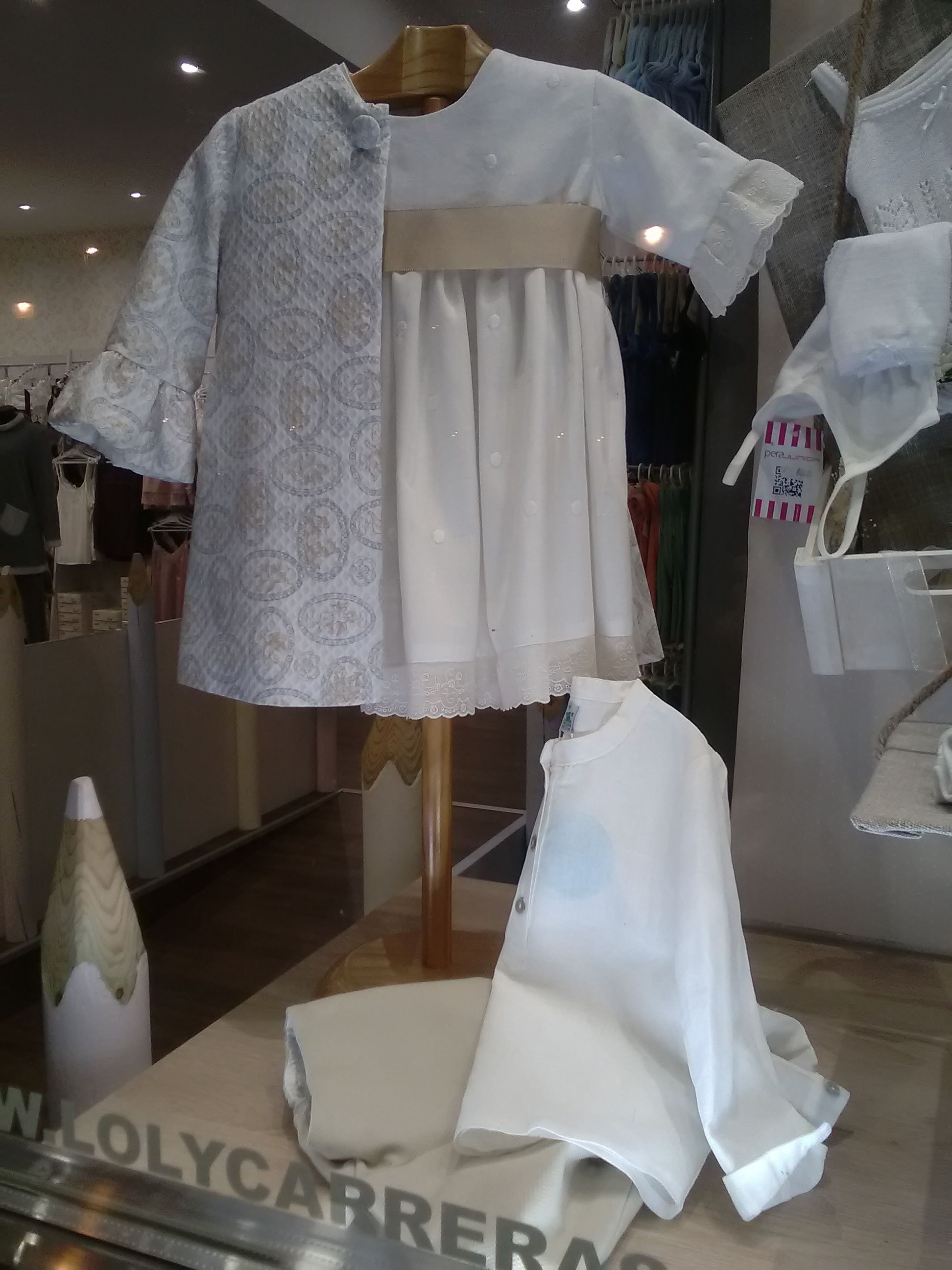 Trajes para bautizos y comuniones: Lencería y ropa para bebé de Loly Carreras Trajes para bautizos y comuniones: Lencería y ropa para bebé de Loly Carreras