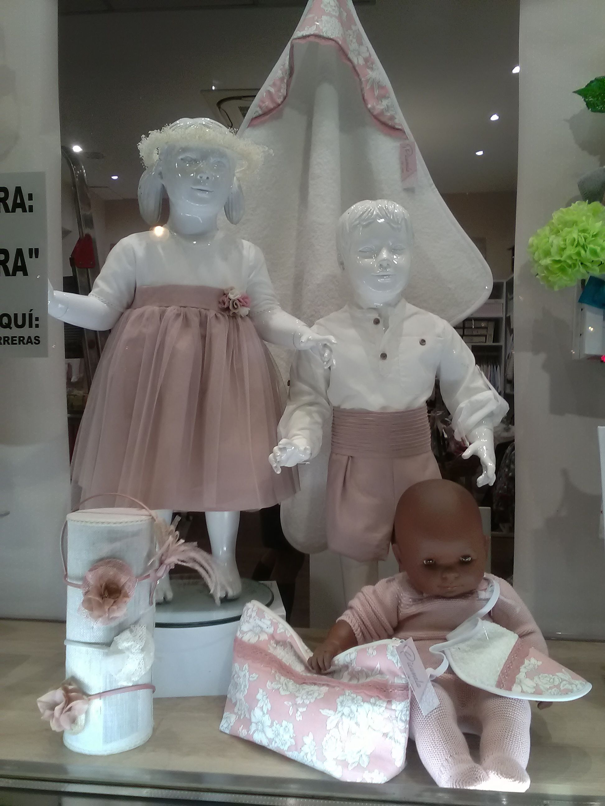 Trajes para bautizos y comuniones: Lencería y ropa para bebé de Loly Carreras Trajes para bautizos y comuniones: Lencería y ropa para bebé de Loly Carreras