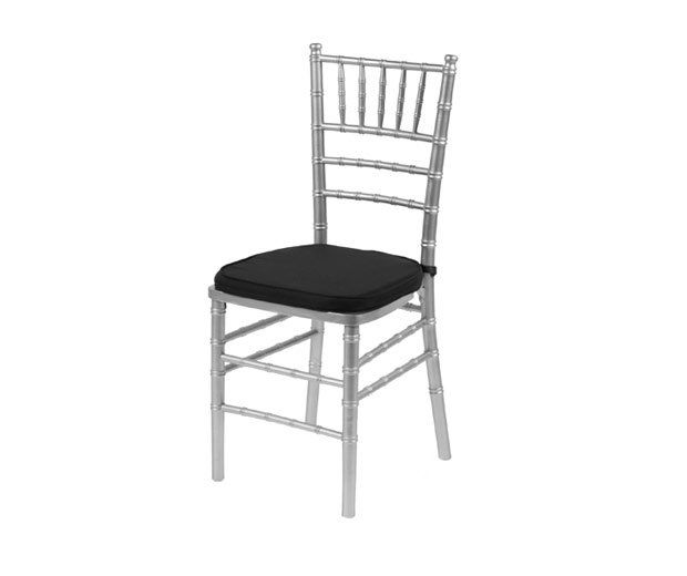 Cojín negro para silla Tiffany: Alquiler de Mantelería & Menaje Cojín negro para silla Tiffany: Alquiler de Mantelería & Menaje