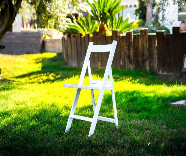 Silla de madera blanca ceremonia: Alquiler de Mantelería & Menaje Silla de madera blanca ceremonia: Alquiler de Mantelería & Menaje