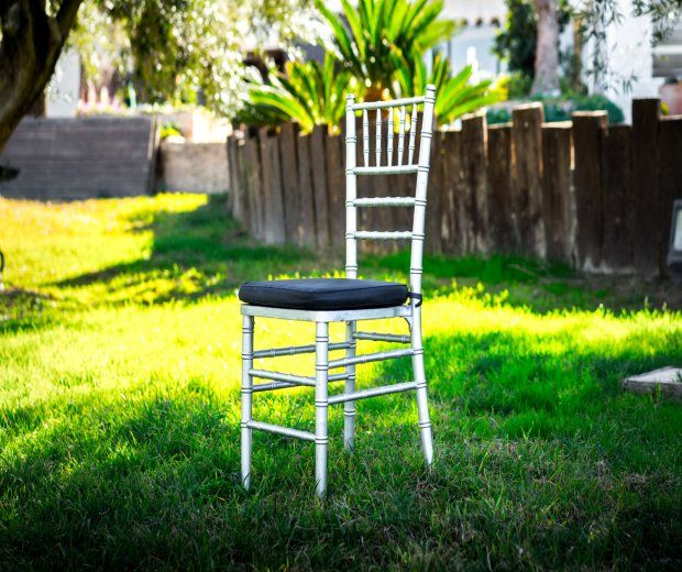 Silla Tiffany plateada: Alquiler de Mantelería & Menaje Silla Tiffany plateada: Alquiler de Mantelería & Menaje