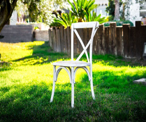 Silla Cross Back blanca: Alquiler de Mantelería & Menaje Silla Cross Back blanca: Alquiler de Mantelería & Menaje