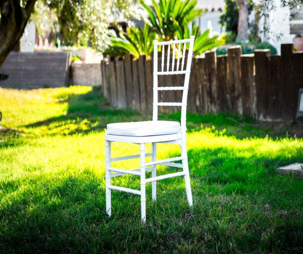 Silla Tiffany Blanca: Alquiler de Mantelería & Menaje Silla Tiffany Blanca: Alquiler de Mantelería & Menaje