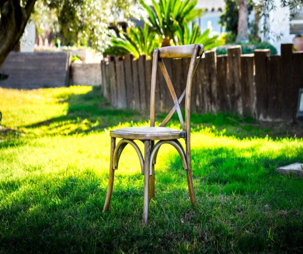 Silla Cross Back roble: Alquiler de Mantelería & Menaje Silla Cross Back roble: Alquiler de Mantelería & Menaje