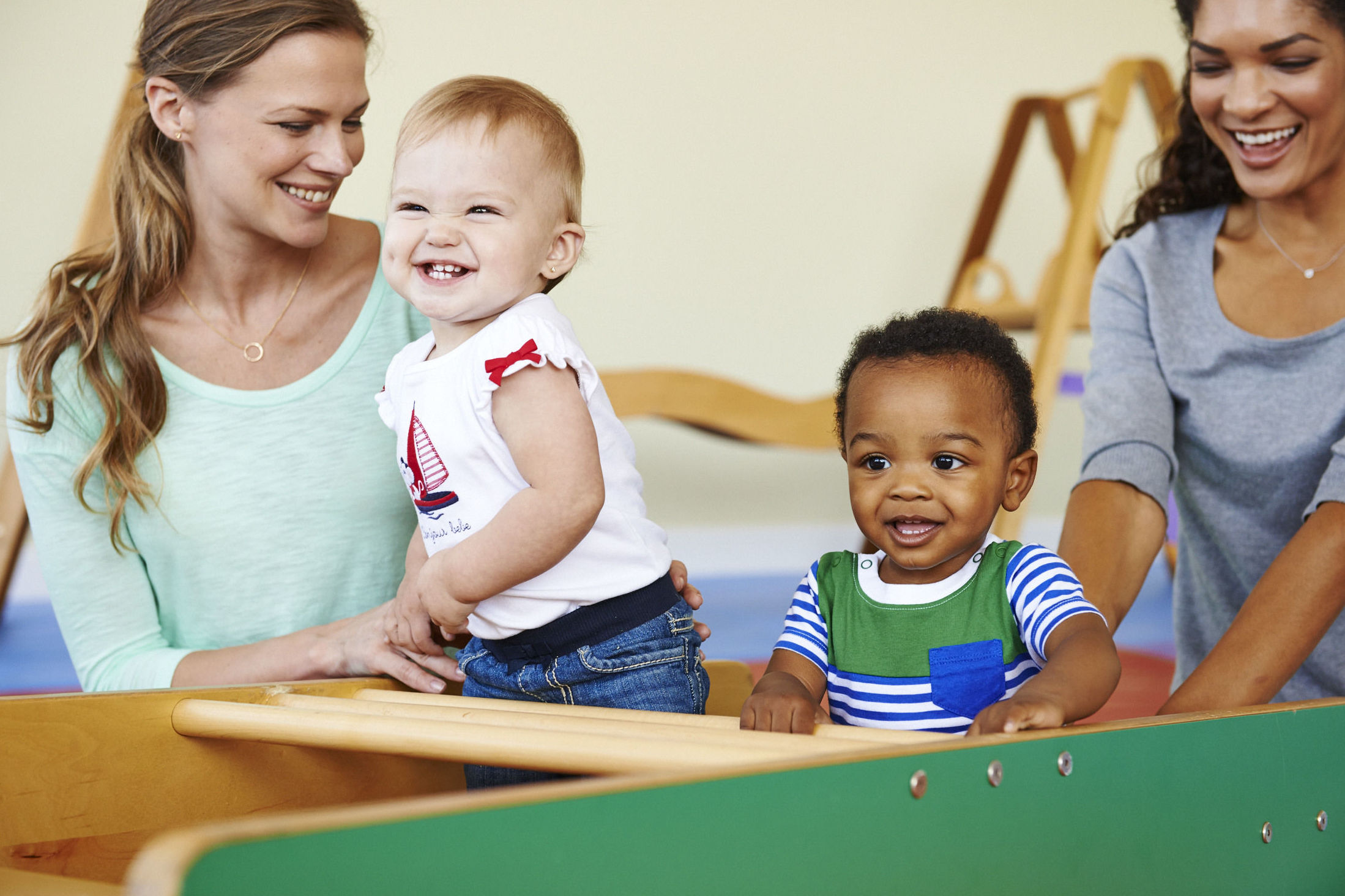 Sugerencias para jugar con bebés y niños pequeños.: Actividades de Gymboree Play & Music Sant Feliu Sugerencias para jugar con bebés y niños pequeños.: Actividades de Gymboree Play & Music Sant Feliu
