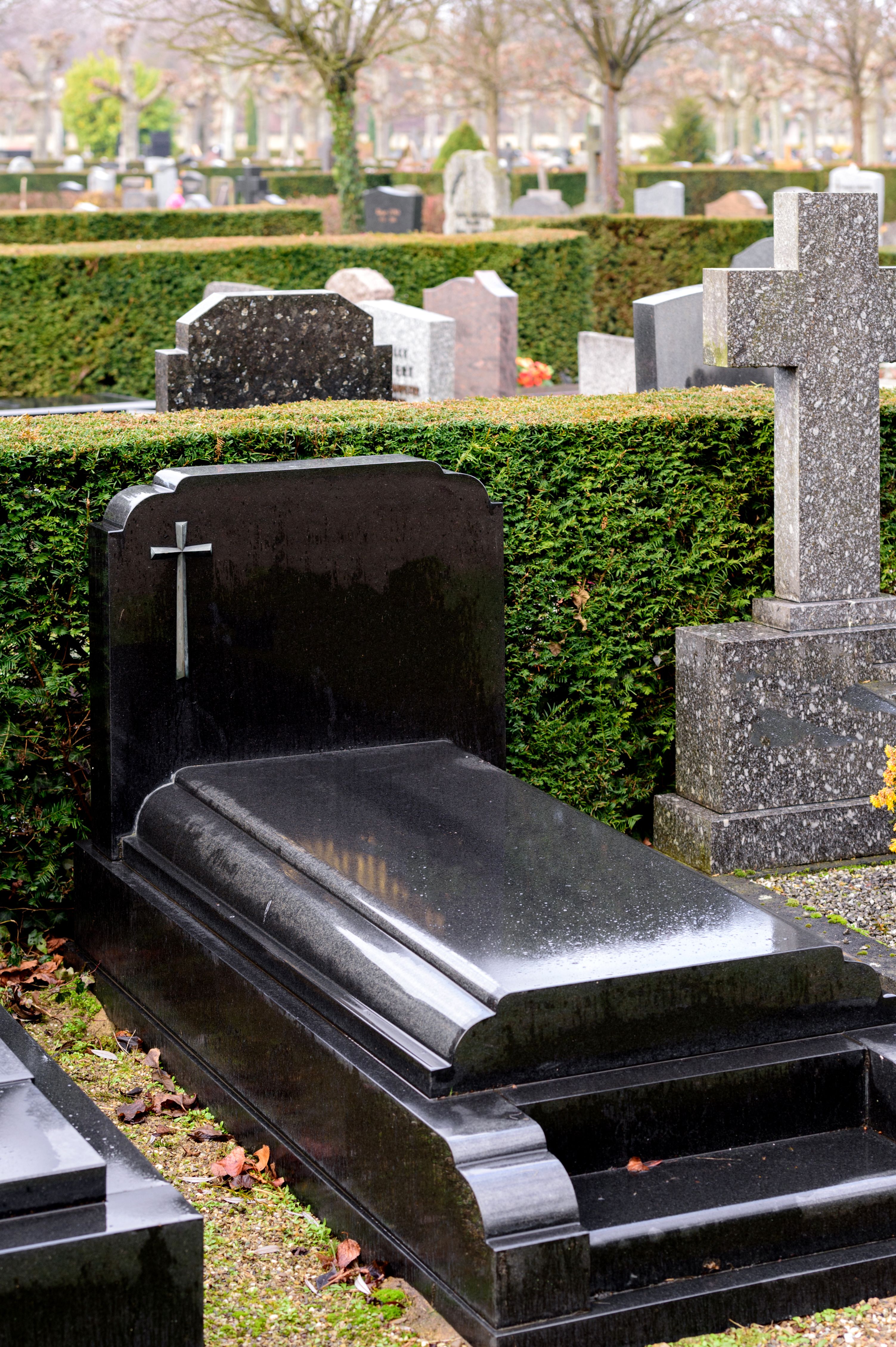 Reparación de elementos funerarios: Servicios de Mármoles y Granitos López Reparación de elementos funerarios: Servicios de Mármoles y Granitos López