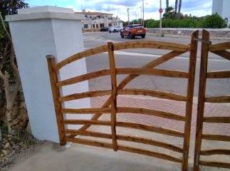 instalacion nuevas "barreras menorquinas" en entrada chalet: Servicios profesionales de Lluis Saurina Reformas Integrales instalacion nuevas "barreras menorquinas" en entrada chalet: Servicios profesionales de Lluis Saurina Reformas Integrales