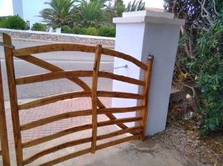 instalacion nuevas "barreras menorquinas" en entrada chalet: Servicios profesionales de Lluis Saurina Reformas Integrales instalacion nuevas "barreras menorquinas" en entrada chalet: Servicios profesionales de Lluis Saurina Reformas Integrales