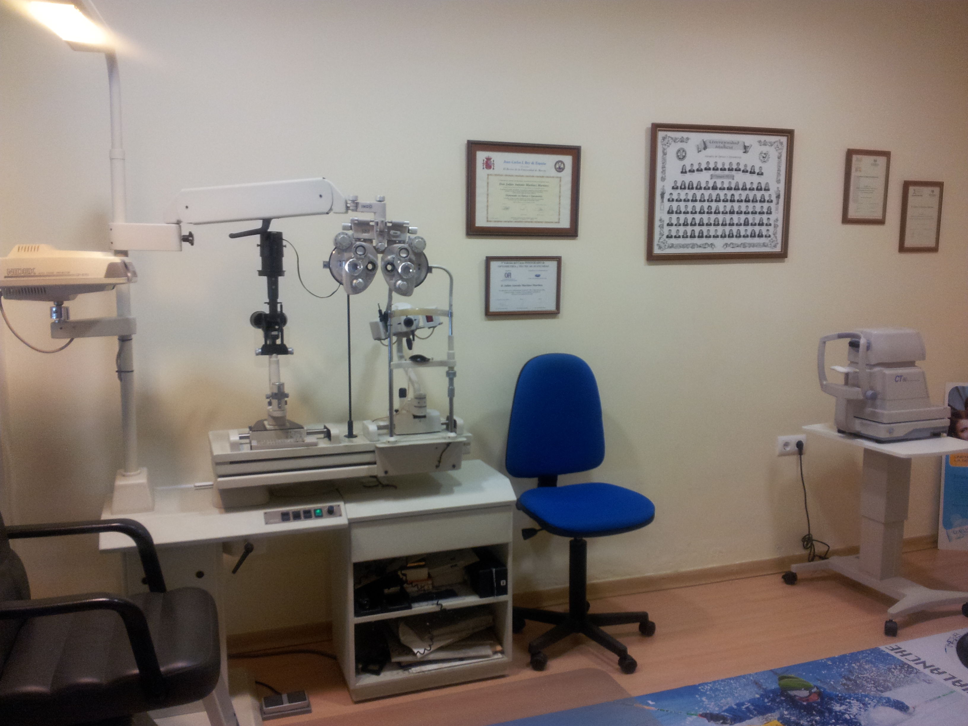 Gabinete de optometría y contactología.Disponemos de Tonometro para medir la tensión ocular.