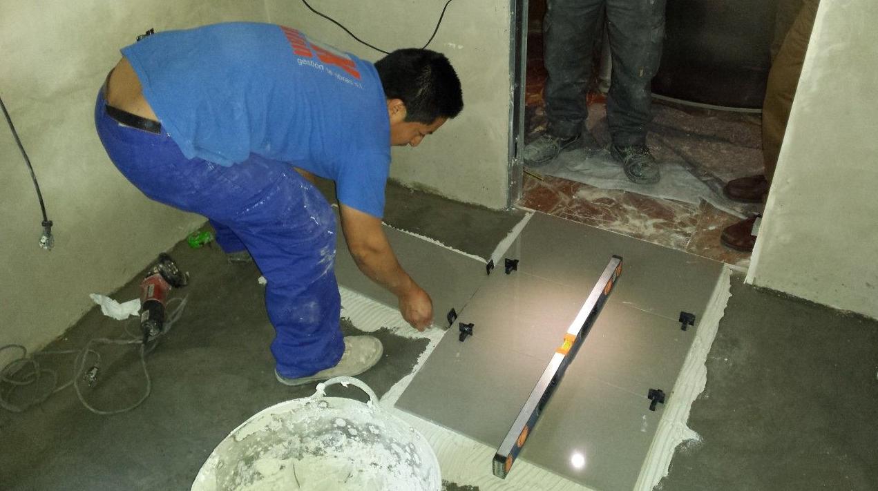 Colocación gres porcelánico mediante crucetas autonivelantes: Servicios de Kaplan gestión de obras, S.L. Colocación gres porcelánico mediante crucetas autonivelantes: Servicios de Kaplan gestión de obras, S.L.