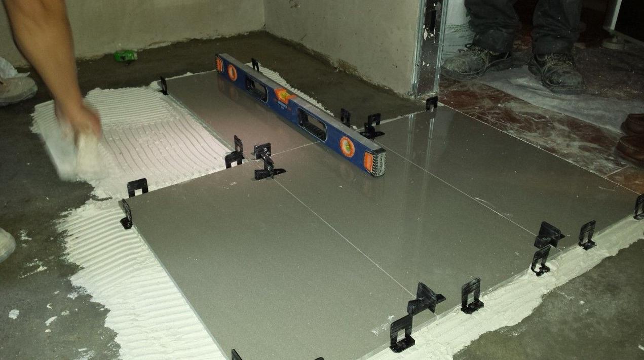 Colocación gres porcelánico mediante crucetas autonivelantes: Servicios de Kaplan gestión de obras, S.L. Colocación gres porcelánico mediante crucetas autonivelantes: Servicios de Kaplan gestión de obras, S.L.