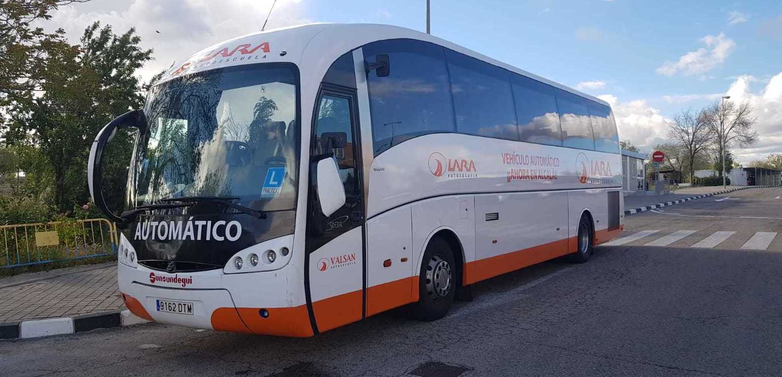 Nuestros vehículos: Permisos y Cursos de Autoescuela Lara - Valsan Nuestros vehículos: Permisos y Cursos de Autoescuela Lara - Valsan