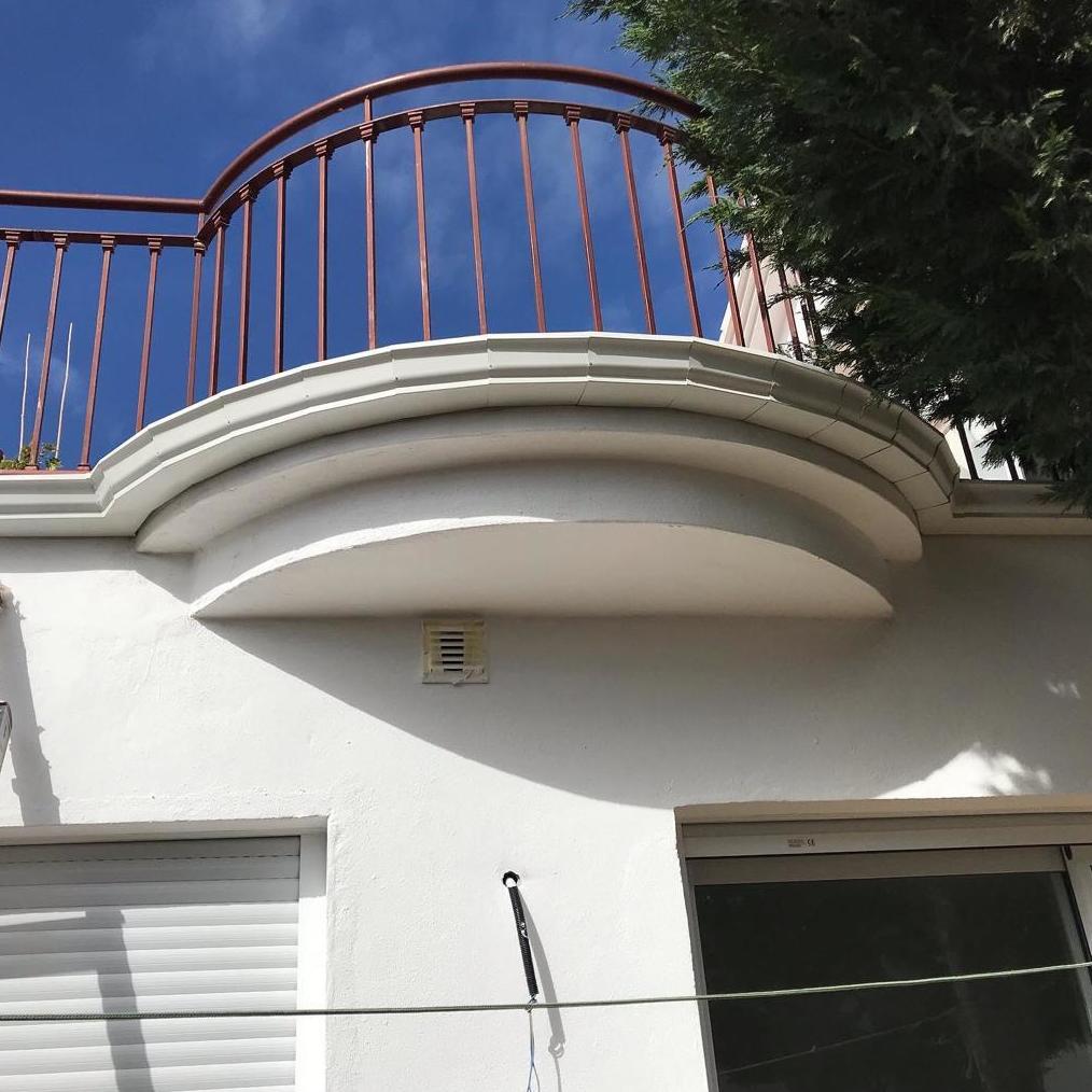 Canalón de aluminio adaptado a la curvatura de la terraza
