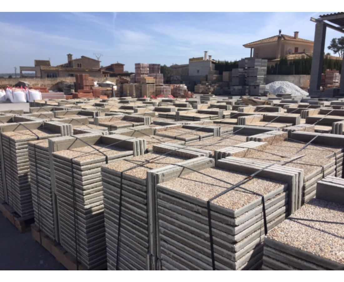 Equipo de fabricantes de terrazo y canto rodado en  Petra