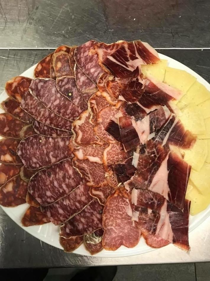 Tabla embutido salmantino: Menús de Restaurante Terraza La Parrilla de Valdemoro Tabla embutido salmantino: Menús de Restaurante Terraza La Parrilla de Valdemoro