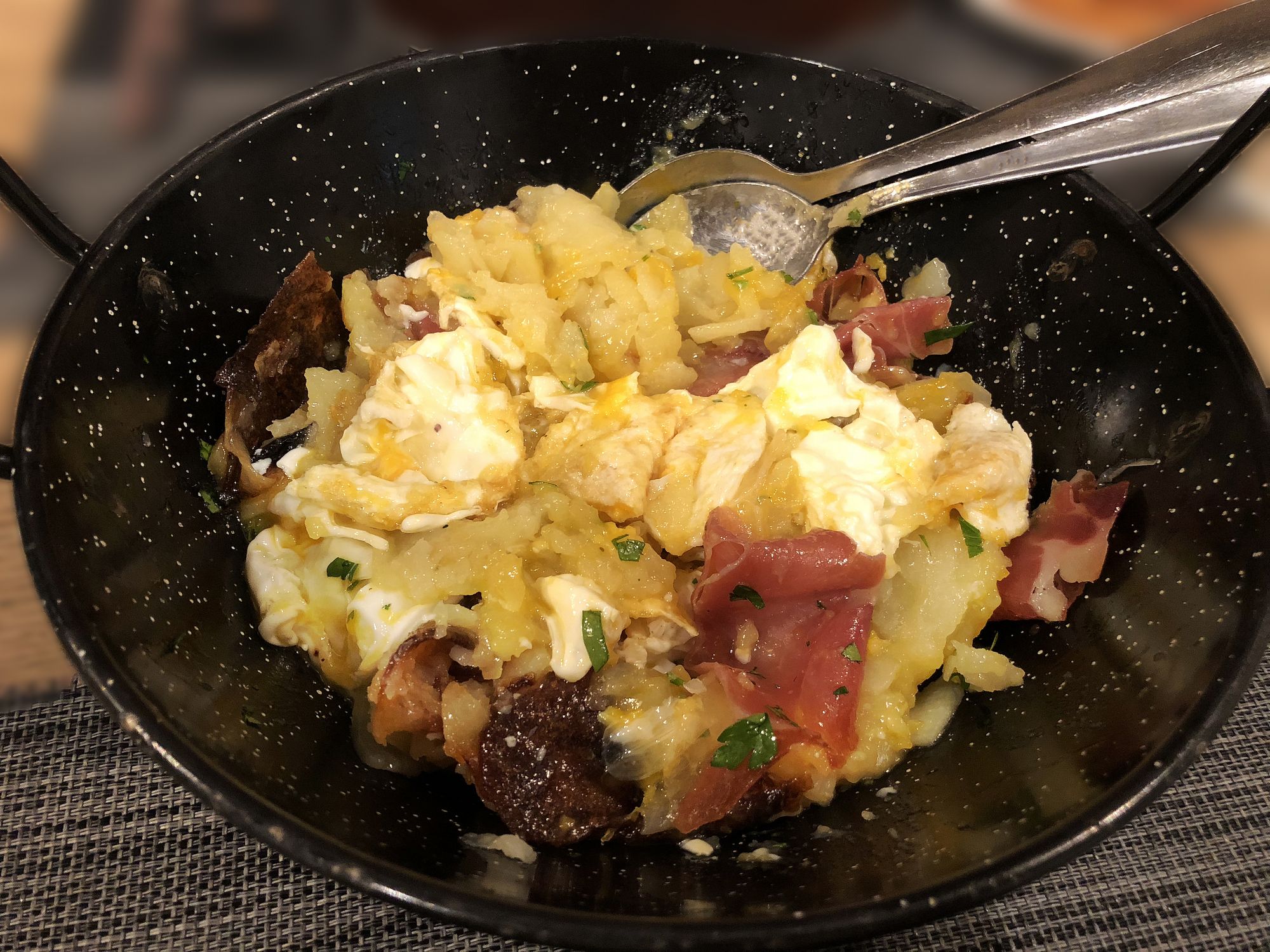 Huevos rotos: Menús de Restaurante Terraza La Parrilla de Valdemoro Huevos rotos: Menús de Restaurante Terraza La Parrilla de Valdemoro