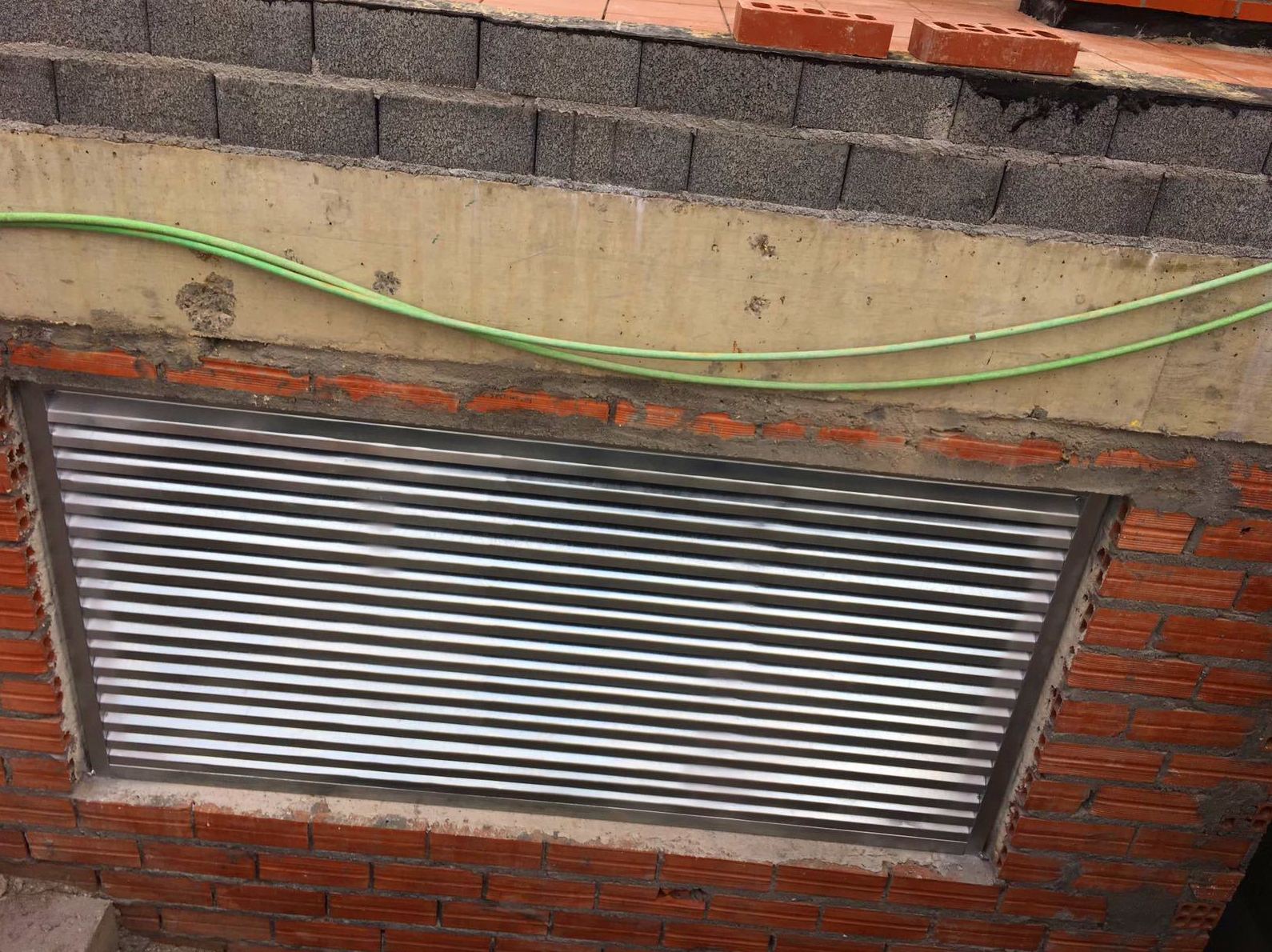 Regilla de ventilacion de acero galvanizado en obra nueva Regilla de ventilacion de acero galvanizado en obra nueva