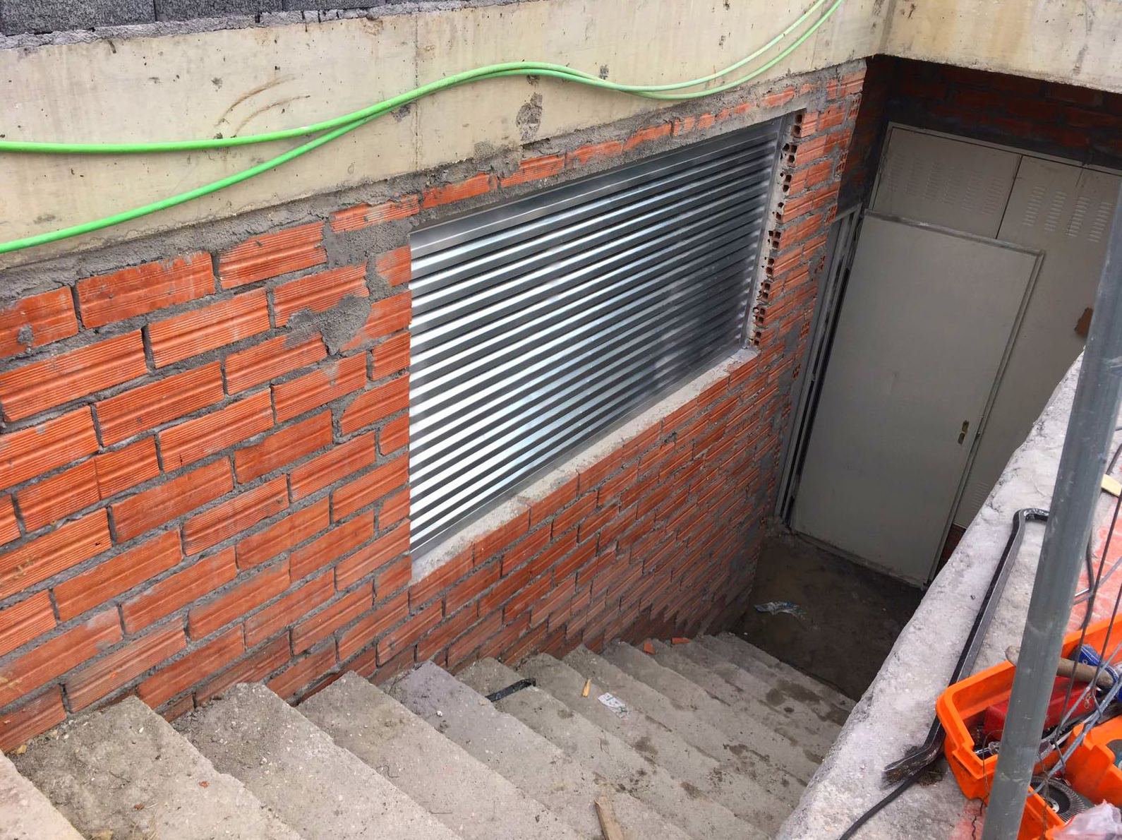 Regilla de ventilacion de acero galvanizado en obra nueva Regilla de ventilacion de acero galvanizado en obra nueva
