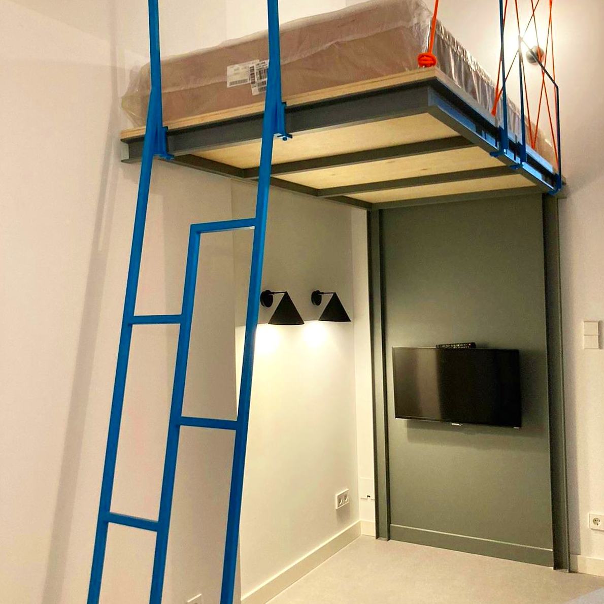 Altillo para soporte de cama, con escalera en color azul Bilbao.