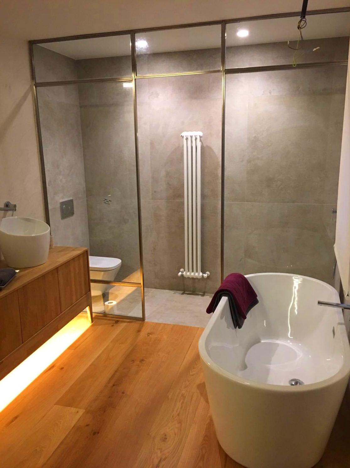Mampara de baño en acero inoxidable para piso en Las Arenas Mampara de baño en acero inoxidable para piso en Las Arenas